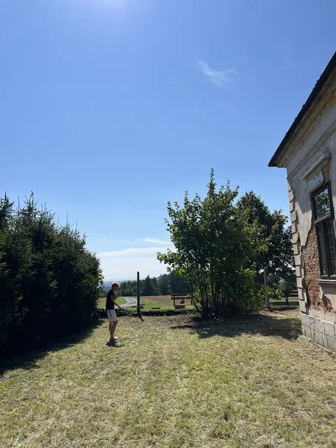 Jeden z nás na poslední kontrole posekaného pozemku u statku