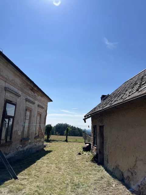 Stejná ulička po posekání — čistá pěšina až k poli za staveními